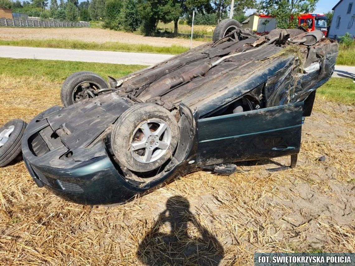 Szaleńcza ucieczka z narkotykami. Po dachowaniu zostawił auto na polu i zniknął. WIDEO