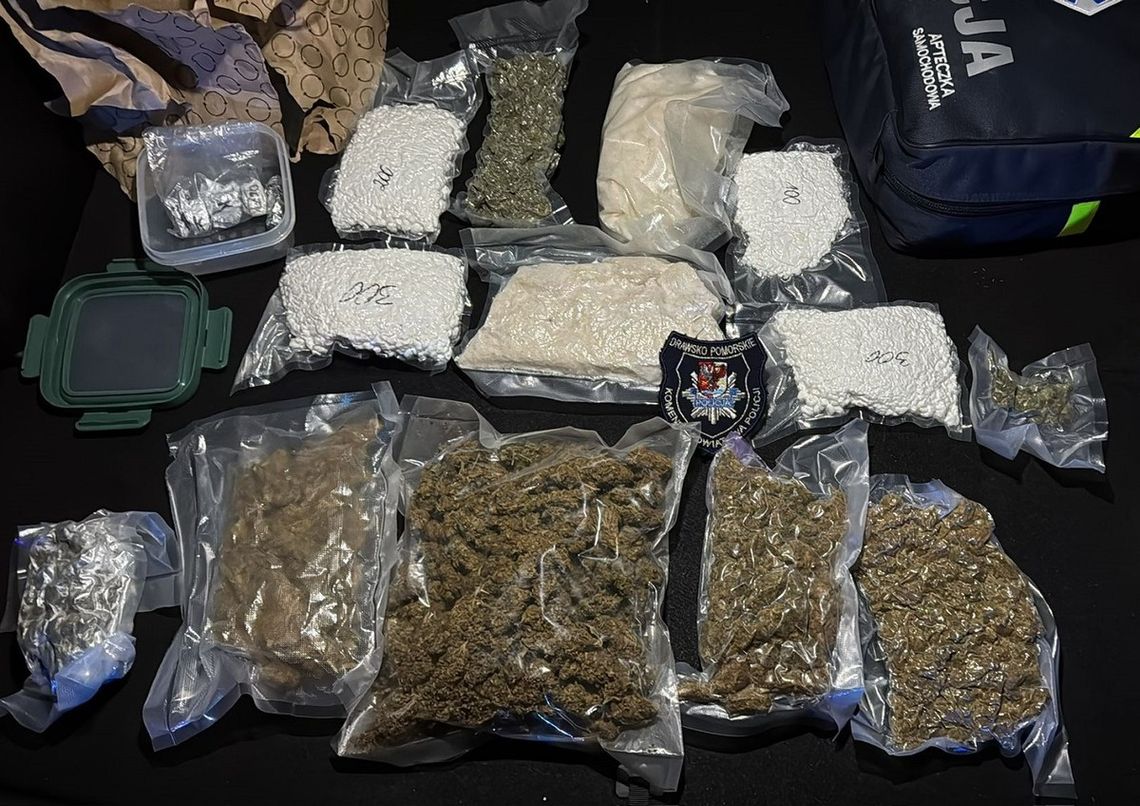 Szaleńczy pościg na śliskiej nawierzchni. 32-latek uciekał z arsenałem narkotyków