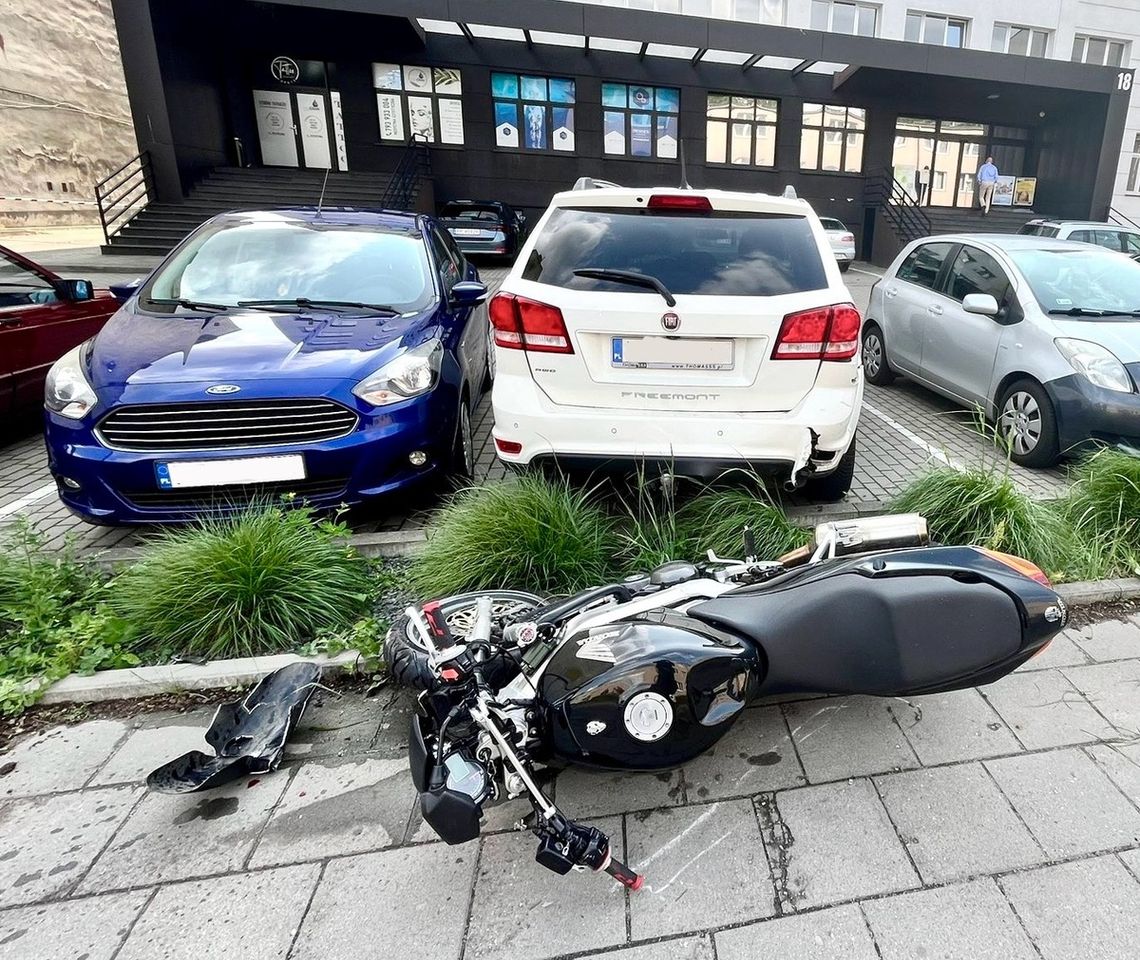 Szalona ucieczka motocyklisty po narkotykach. Pościg zakończył uderzeniem w zaparkowane auta