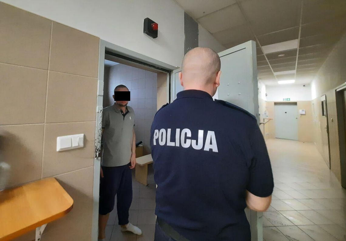 Szarpał kobietę na ulicy, z reklamówki wypadło 60 tysięcy. Świadkowie schwytali oszusta