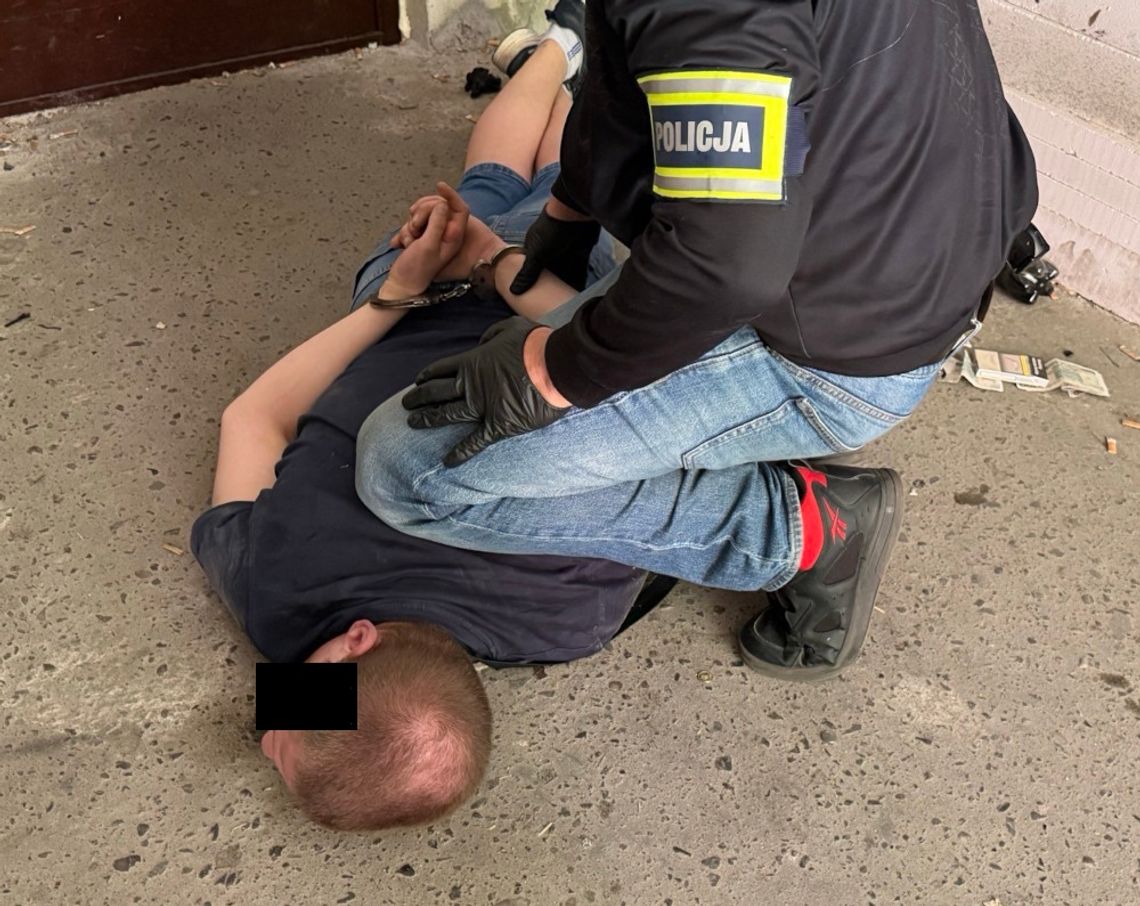 Szarpanina z policją i 4 kilogramy narkotyków w kuchni. Bezczelny recydywista w areszcie Szarpanina z policją i 4 kilogramy narkotyków w kuchni. Bezczelny recydywista w areszcie