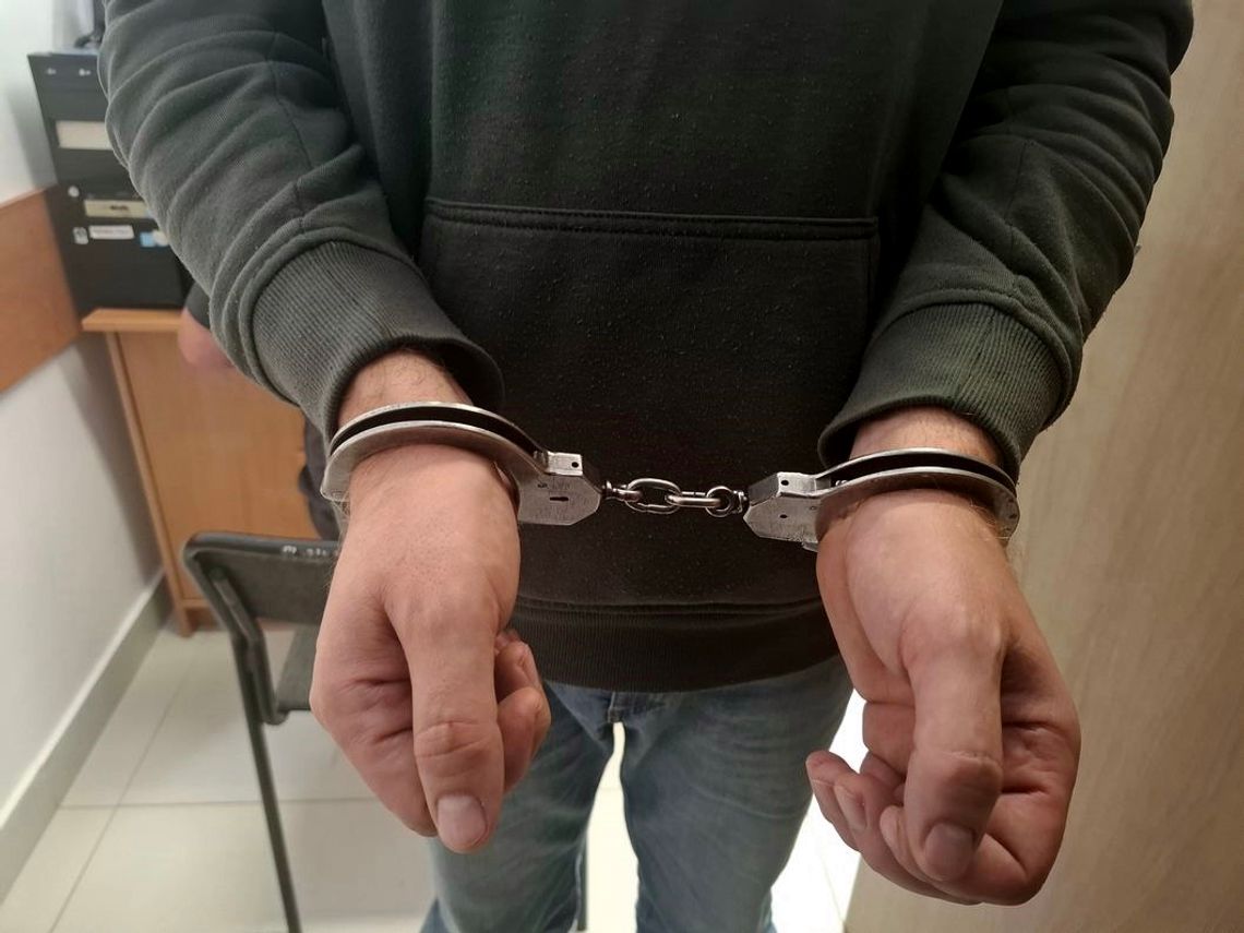 Szarpnął komornika, kopnął go i zabrał dokumenty. Tłumaczył, że tylko pokazywał wyjście Szarpnął komornika, kopnął go i zabrał dokumenty. Tłumaczył, że tylko pokazywał wyjście