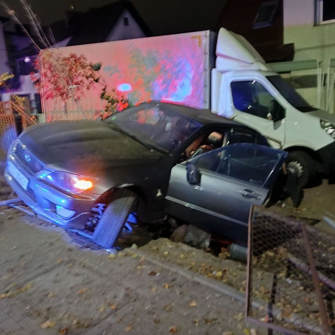 Szarża lexusem zakończona rozbiciem auta i wysokim mandatem. Za kierownicą 20-latek [FOTO]