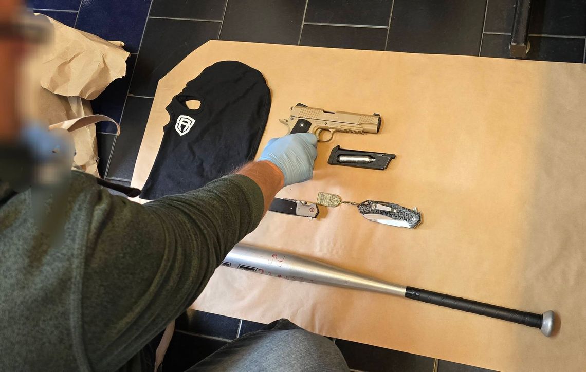 Szedł nocą przez miasto i wymachiwał kijem bejsbolowym. Policjanci znaleźli przy nim narkotyki Szedł nocą przez miasto i wymachiwał kijem bejsbolowym. Policjanci znaleźli przy nim narkotyki