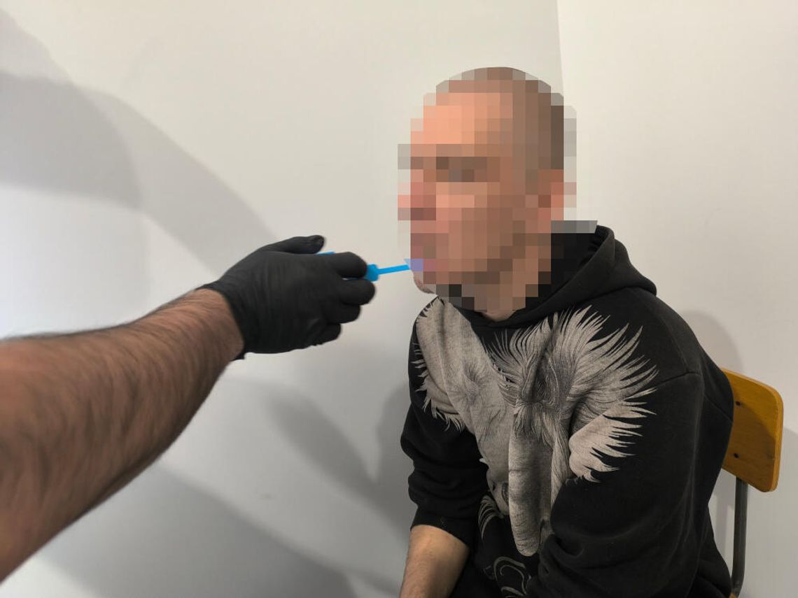 Szedł przez miasto, wybijał szyby w sklepach i brał drobne produkty. Sam nie wie po co to zrobił