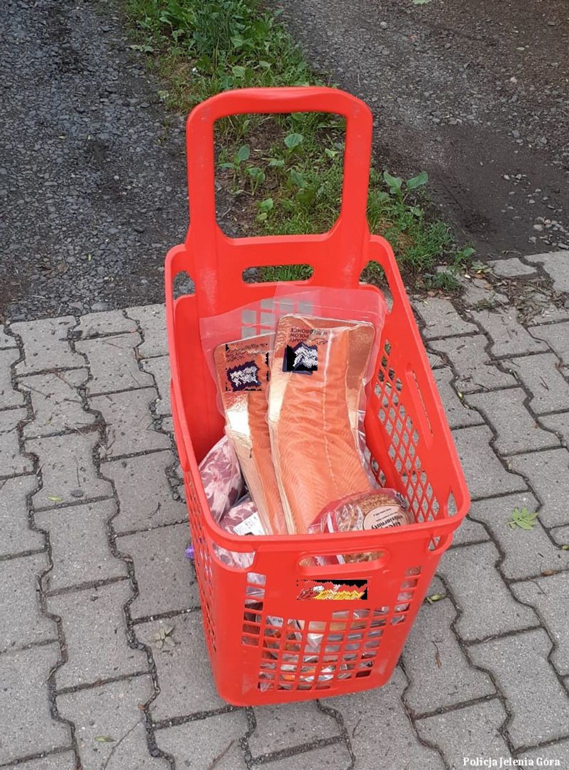 Szedł przez miasto z koszykiem z Biedronki. W środku produkty za kilka stówek. Wszystko kradzione