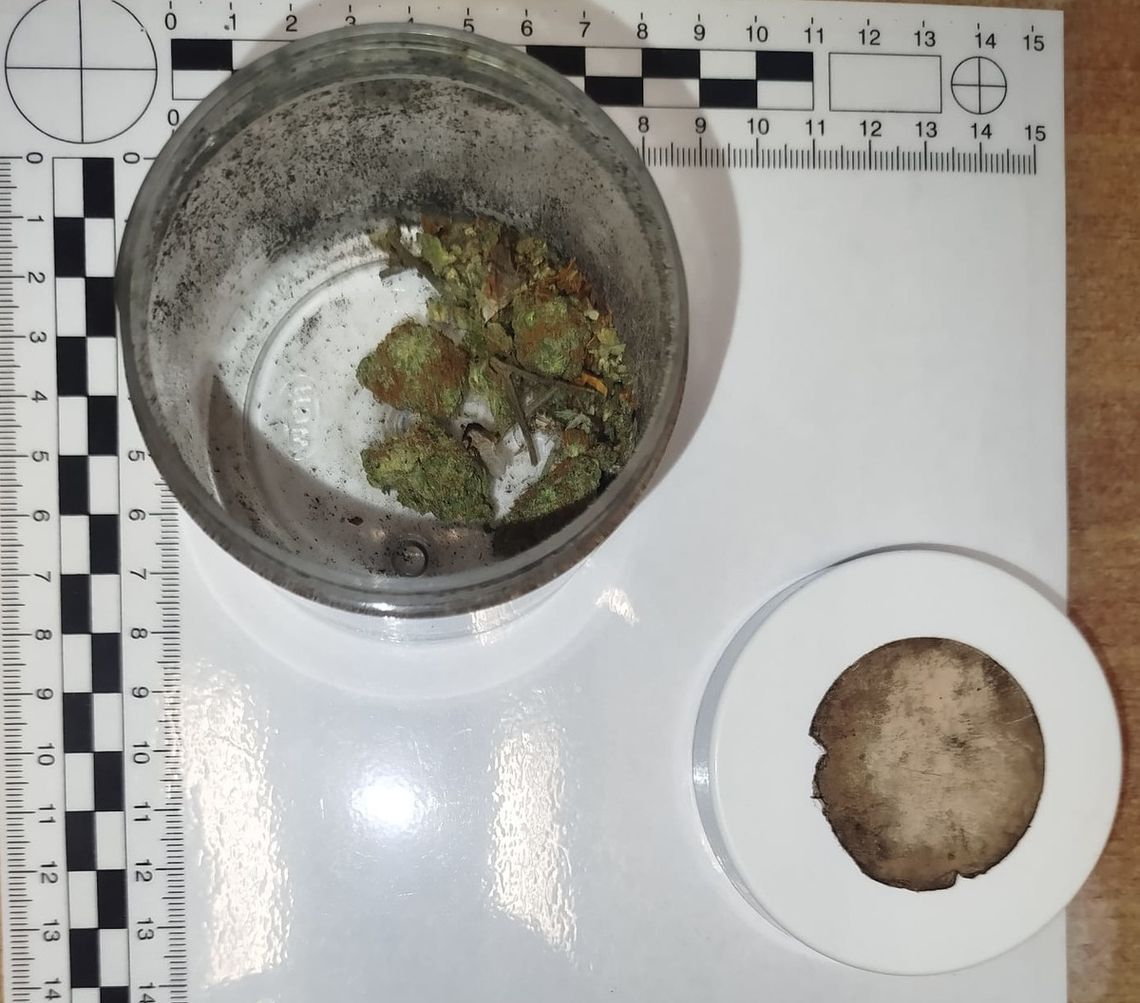 Szedł ulicą i ciągnął się za nim zapach marihuany. Wpadł, gdy spotkał policjantów