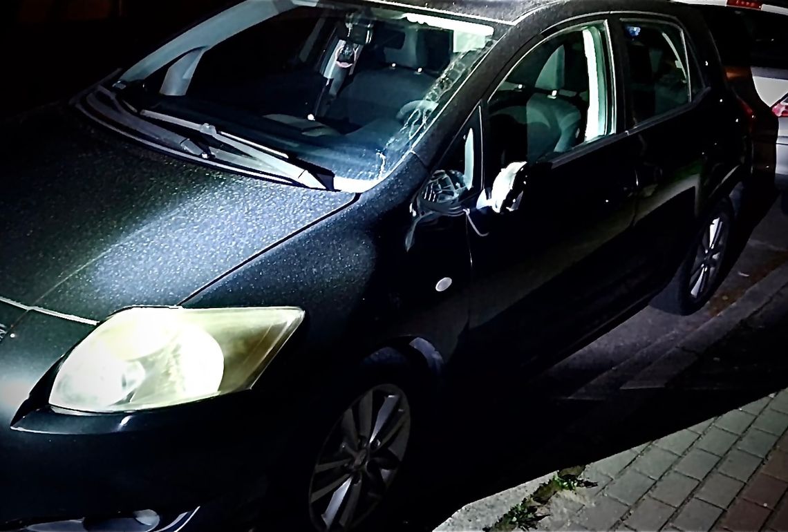 Szedł ulicą i niszczył samochody. "Musiałem rozładować się po kłótni z żoną"