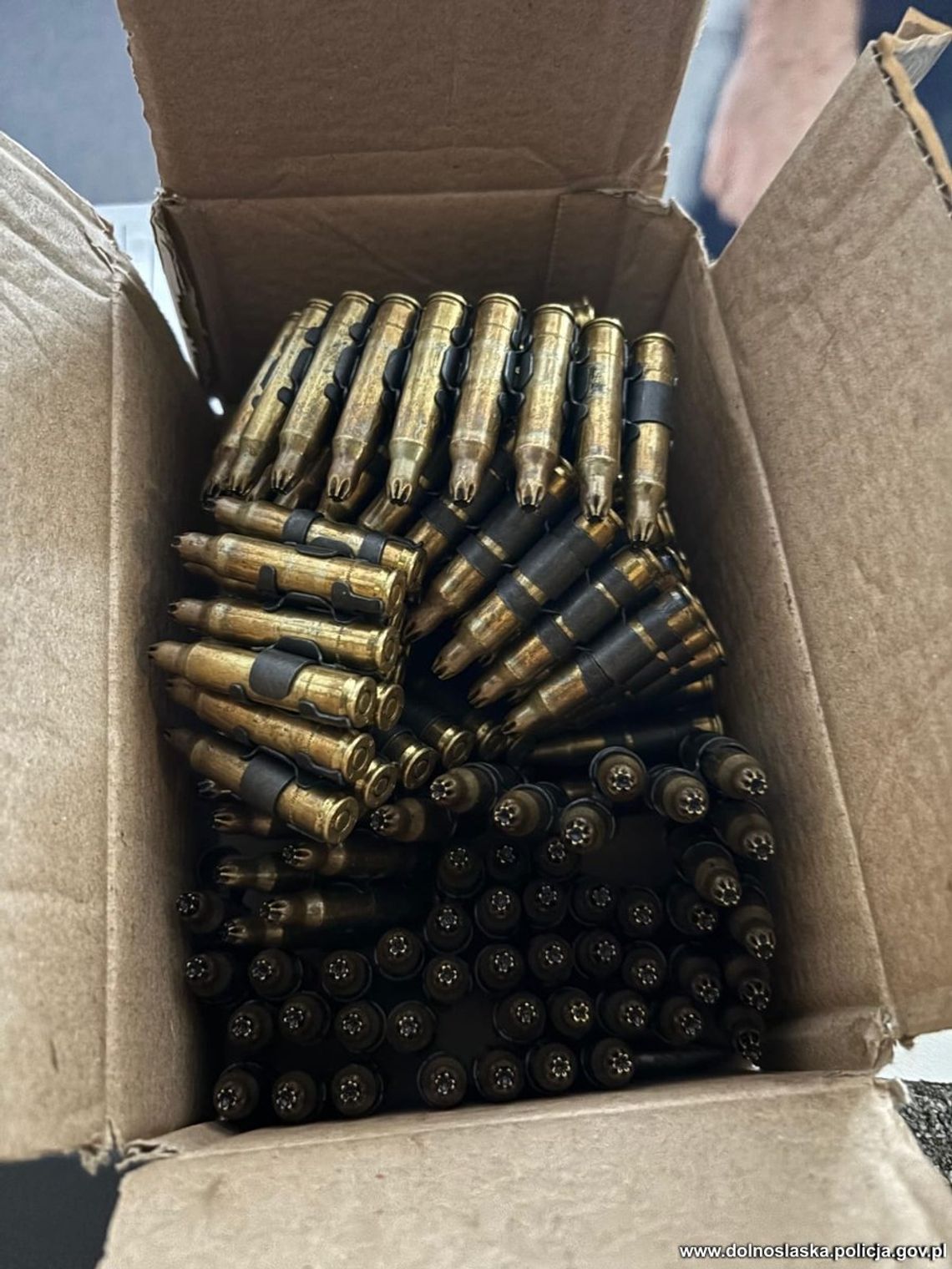 Szedł ulicą z narkotykami, na widok radiowozu przestał się kontrolować. W mieszkaniu miał pudło amunicji