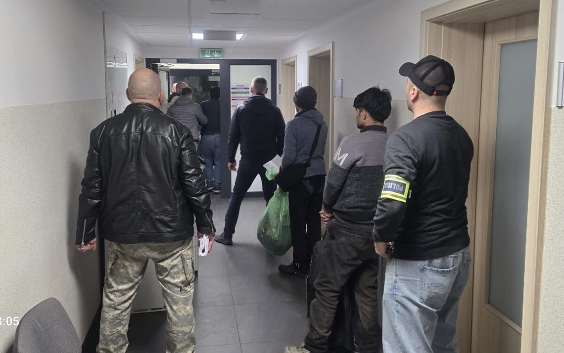 Sześciu mężczyzn upchanych w Passacie. Ukrainiec szmuglował przez Polskę nielegalnych imigrantów