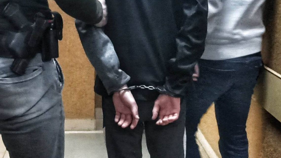 Sześciu młodych mężczyzn bez powodu pobiło 20-latka. Przytrzymywali go i kopali po całym ciele