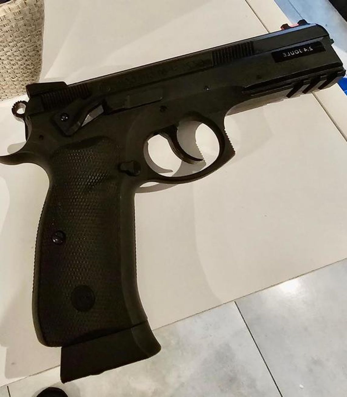 Szkoła ostrzelana z broni pneumatycznej. Policja zatrzymała dwóch 19-latków. Grozi im 5 lat więzienia