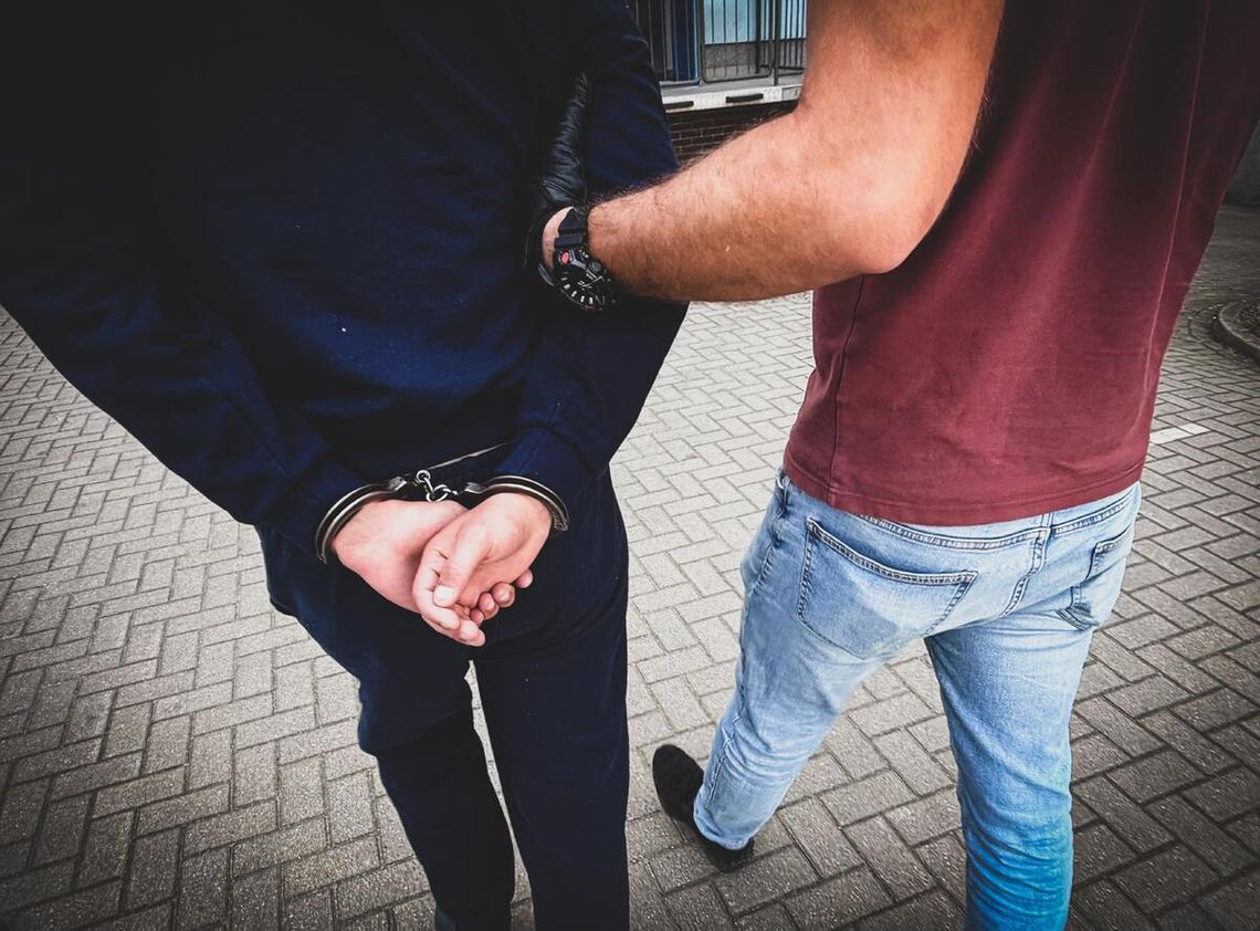 Szli przez miasto i napadali ludzi. Na widok policji próbowali wmieszać się w grupę młodzieży Szli przez miasto i napadali ludzi. Na widok policji próbowali wmieszać się w grupę młodzieży