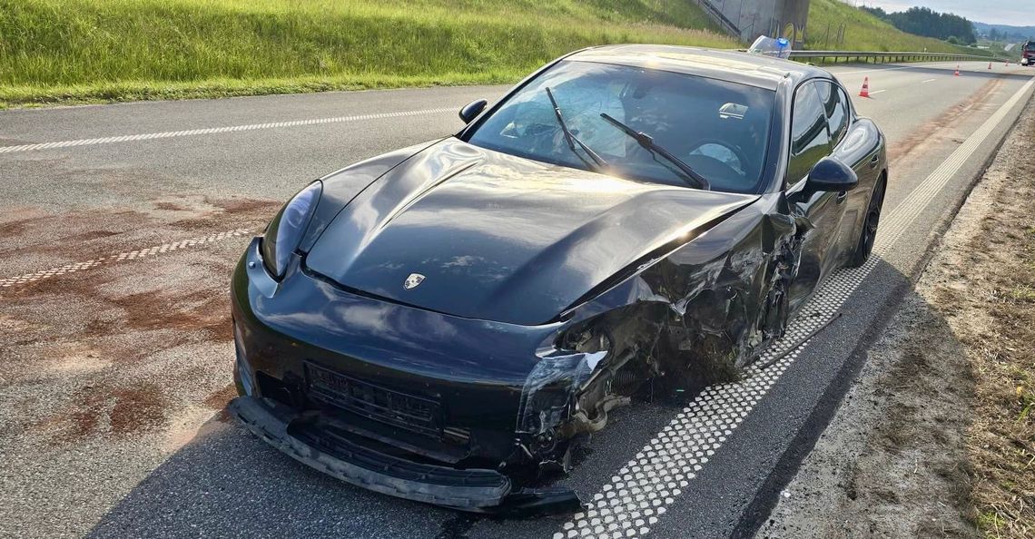 Szorował rozbitym autem po asfalcie przez 200 metrów. Koszmarny poranek kierowcy porsche [FOTO]