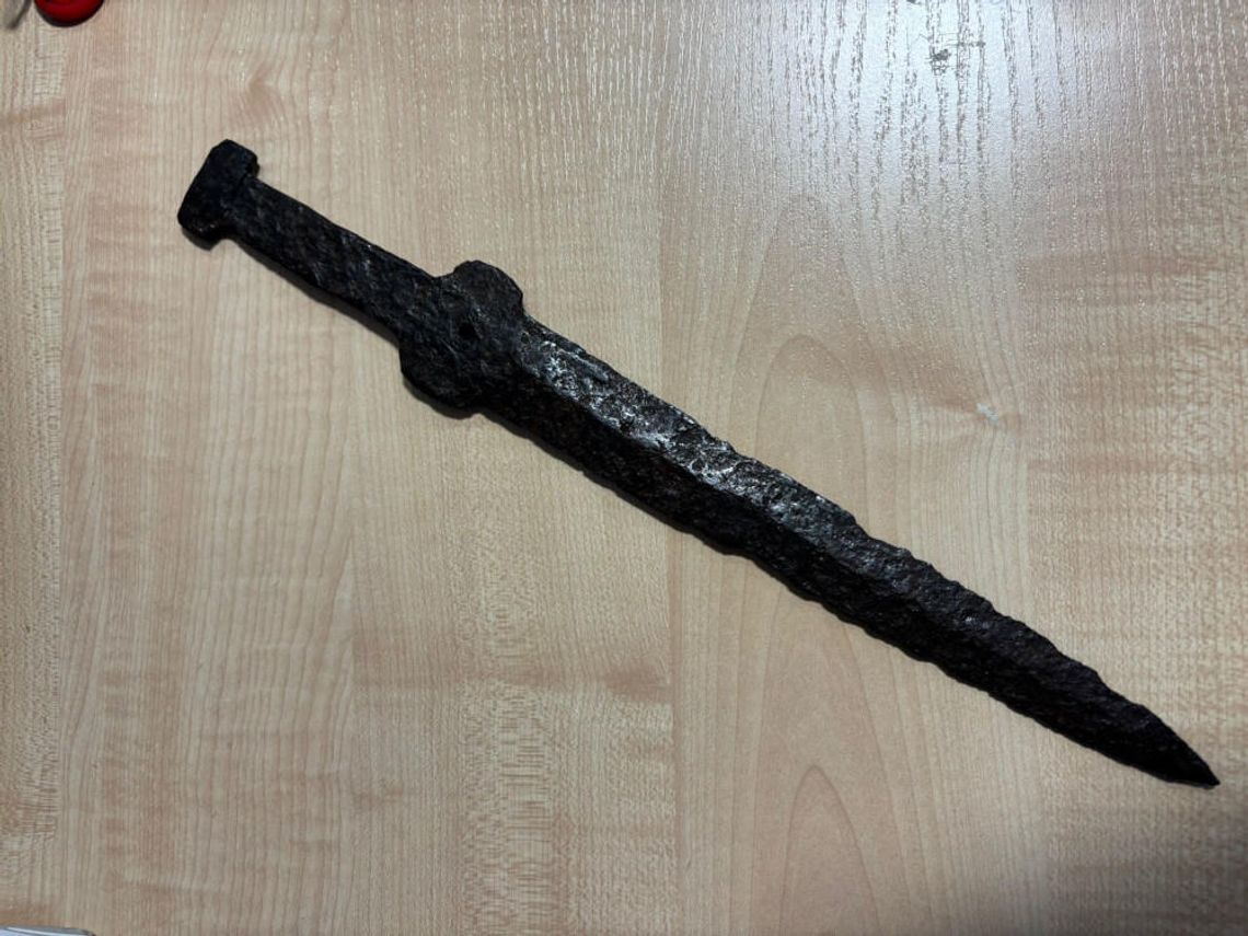 Sztylet sprzed blisko 3 tysięcy lat na giełdzie kolekcjonerskiej. 68-latek w rękach policji