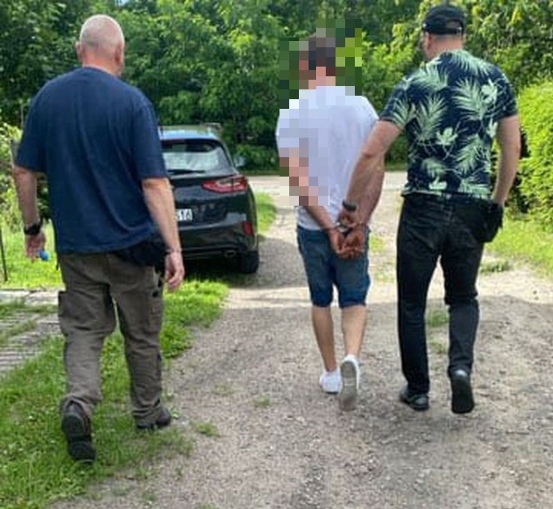 Szukali poszukiwanego listem gończym, znaleźli narkotyki. Mężczyzna zatrzymany przez kryminalnych Szukali poszukiwanego listem gończym, znaleźli narkotyki. Mężczyzna zatrzymany przez kryminalnych