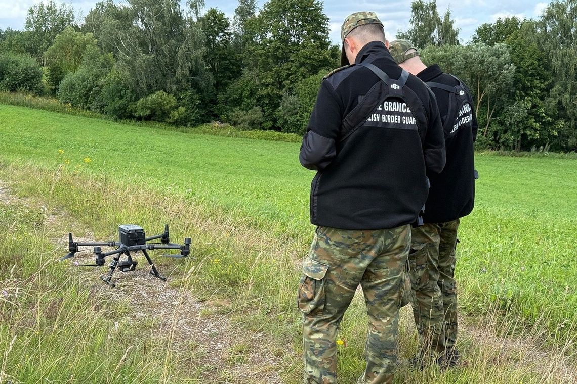 Szukali zaginionego mężczyzny, a gdy go odnaleźli, musieli go zatrzymać. Okazało się, że mężczyzna ma wyrok do odsiedzenia