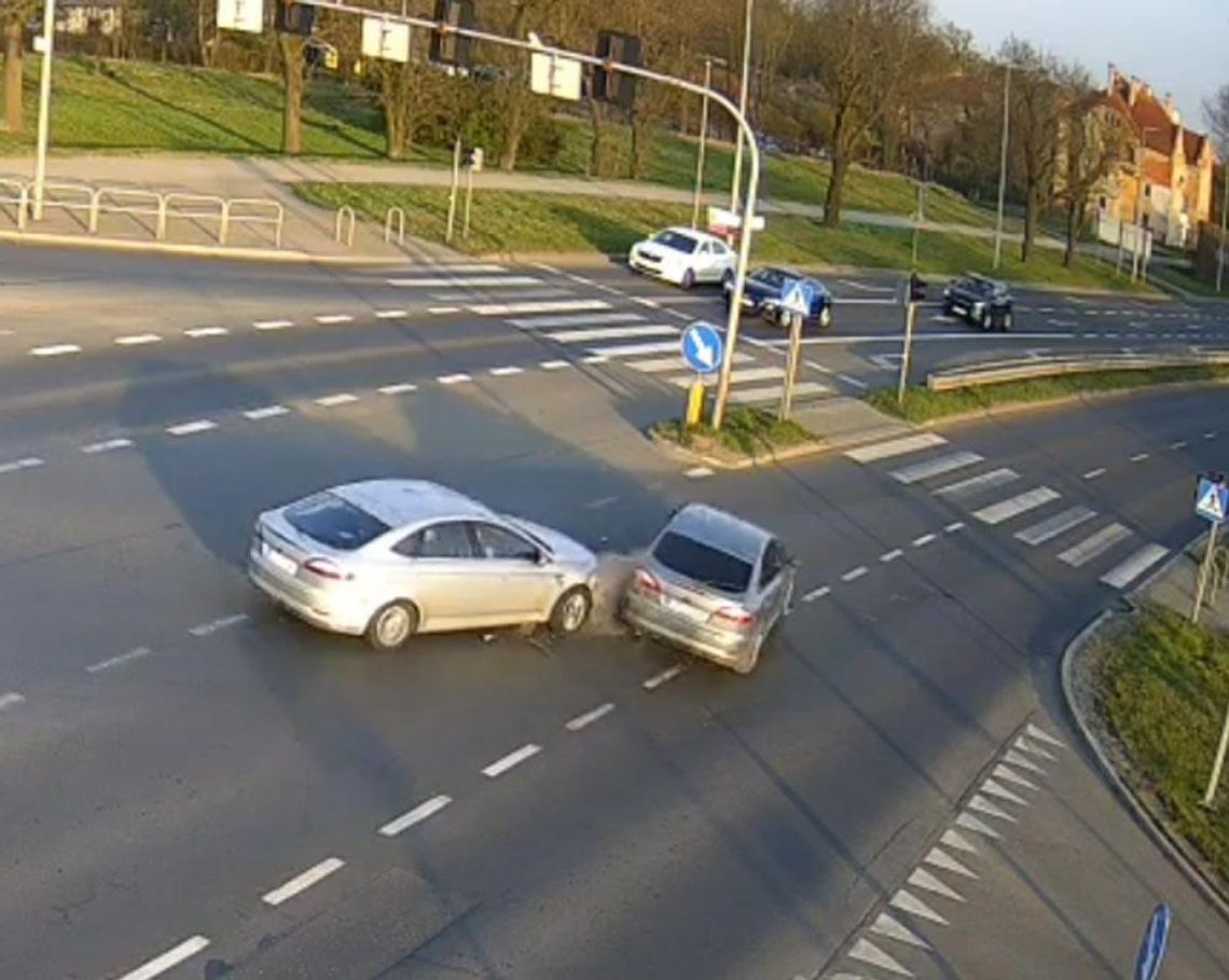 Szybko pożałowała, że wjechała na czerwonym. Zderzenie trzech aut na skrzyżowaniu Szybko pożałowała, że wjechała na czerwonym. Zderzenie trzech aut na skrzyżowaniu