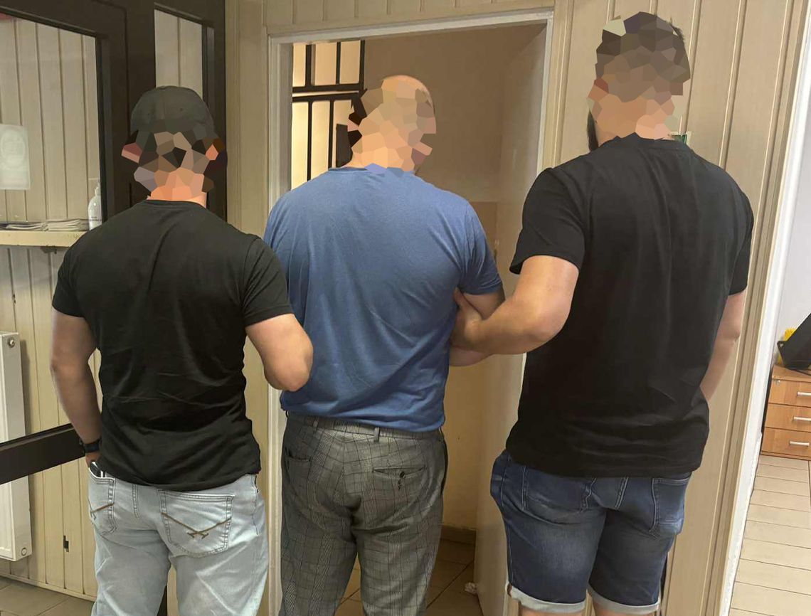 Tajemnicza eksplozja mercedesa na posesji. Zatrzymany 43-latek usłyszał szereg poważnych zarzutów Tajemnicza eksplozja mercedesa na posesji. Zatrzymany 43-latek usłyszał szereg poważnych zarzutów