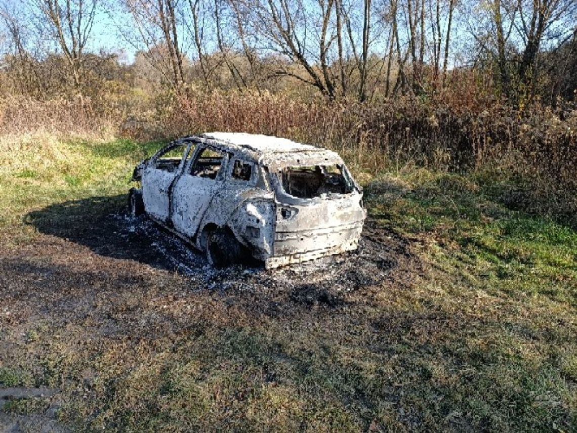 Tajemnicza śmierć wędkarza. Jego ciało znaleziono w spalonym samochodzie