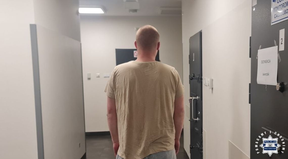 Tak bardzo chciał mieć butelkę wódki, że uderzył ochroniarza, który stanął mu na drodze. Teraz grozi u 10 lat