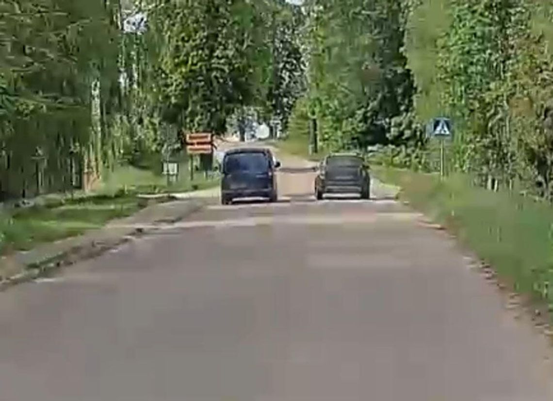 Tak mu się śpieszyło, że wyprzedził na przejściu dla pieszych. Policja dostała nagranie