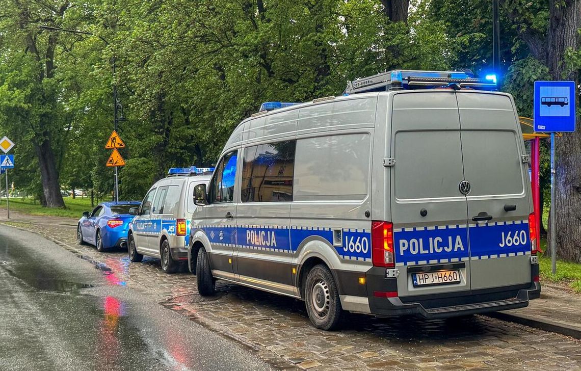 Tak się skupił na driftowaniu, że nie zauważył policji. Jest biedniejszy o 1500 i oddał prawko Tak się skupił na driftowaniu, że nie zauważył policji. Jest biedniejszy o 1500 i oddał prawko