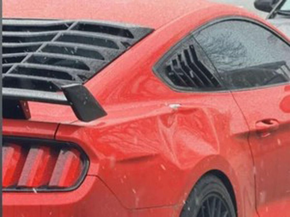 Zobaczył czerwonego Mustanga i aż zrobił mu zdjęcie. Kilka godzin później wrócił, żeby go skopać Zobaczył czerwonego Mustanga i aż zrobił mu zdjęcie. Kilka godzin później wrócił, żeby go skopać