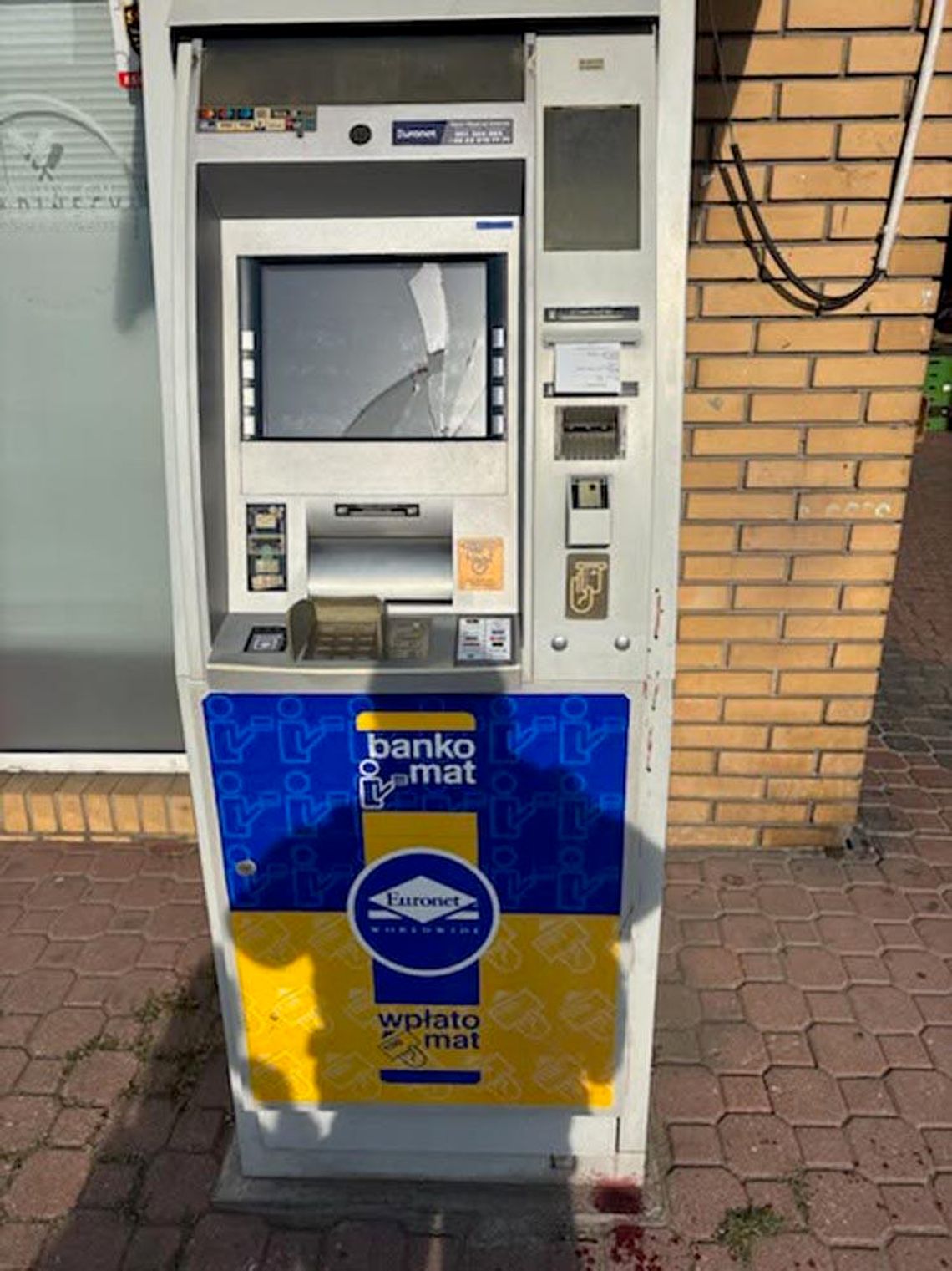 Tak wkurzył się przy bankomacie, że zaczął uderzać w niego pięścią. Uszkodził urządzenie i rozciął sobie rękę Tak wkurzył się przy bankomacie, że zaczął uderzać w niego pięścią. Uszkodził urządzenie i rozciął sobie rękę