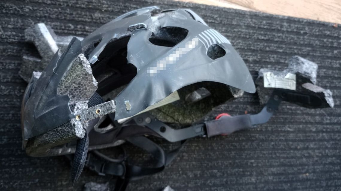 Tak wygląda kask 11-letniego rowerzysty po zderzeniu z ciężarówką. Prawdopodobnie uratował mu życie