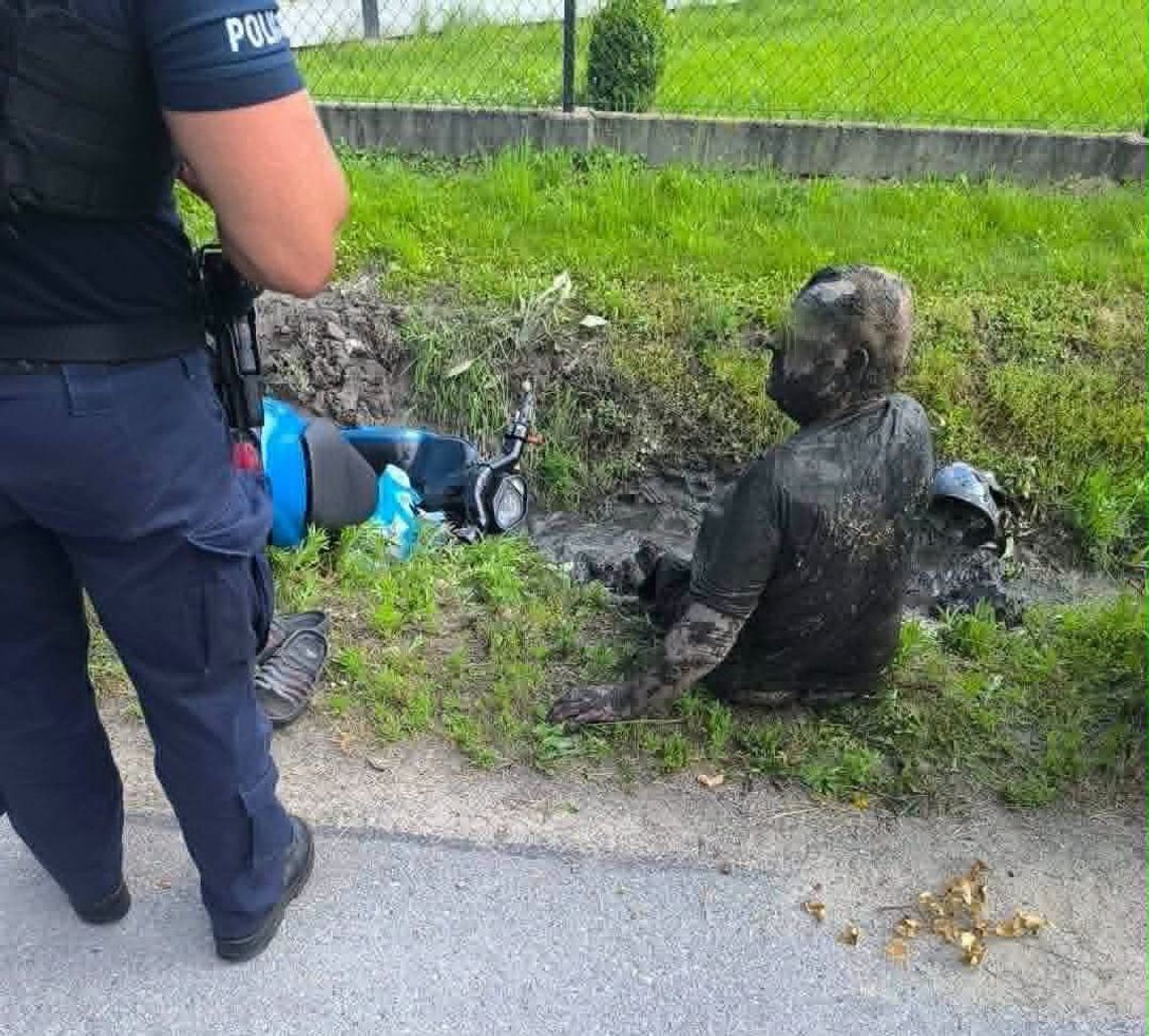 Pijany motorowerzysta wpadł do rowu z błotem. Tak wyglądał, gdy wyciągnęli go strażacy Pijany motorowerzysta wpadł do rowu z błotem. Tak wyglądał, gdy wyciągnęli go strażacy