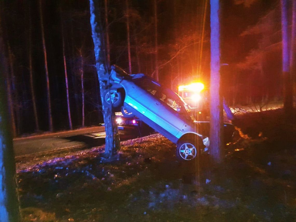 Tak zakończyła się pijacka jazda audikiem. Za kierownicą 40-latek, obok pasażer. Nic im się nie stało