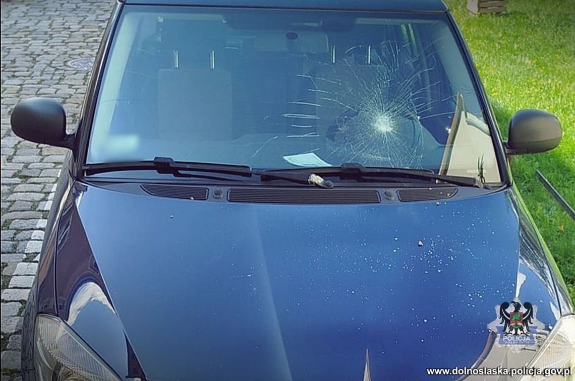 Tak zdenerwował się na kolegę, że złapał kamień i rzucił w jego auto. Pokłócili się o sprawy urzędowe Tak zdenerwował się na kolegę, że złapał kamień i rzucił w jego auto. Pokłócili się o sprawy urzędowe