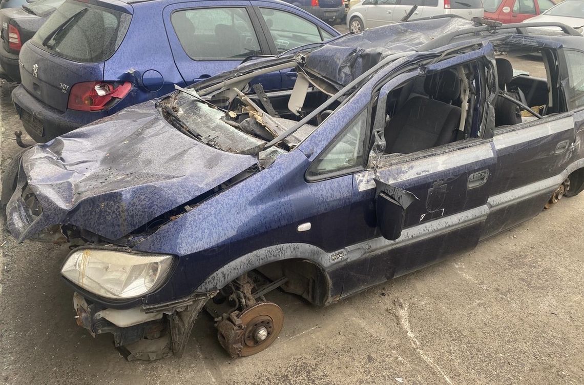 Taksówka zniknęła z parkingu. Policja znalazła ją na złomowisku w kawałkach