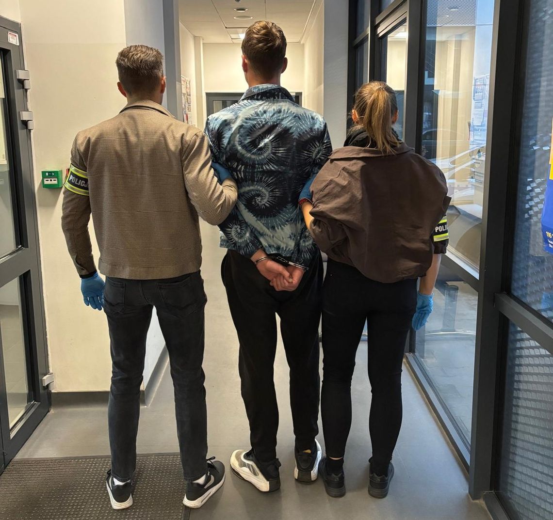 Tankował benzynę do szklanych butelek i nie płacił. Policja: robił z nich „koktajle Mołotowa” Tankował benzynę do szklanych butelek i nie płacił. Policja: robił z nich „koktajle Mołotowa”