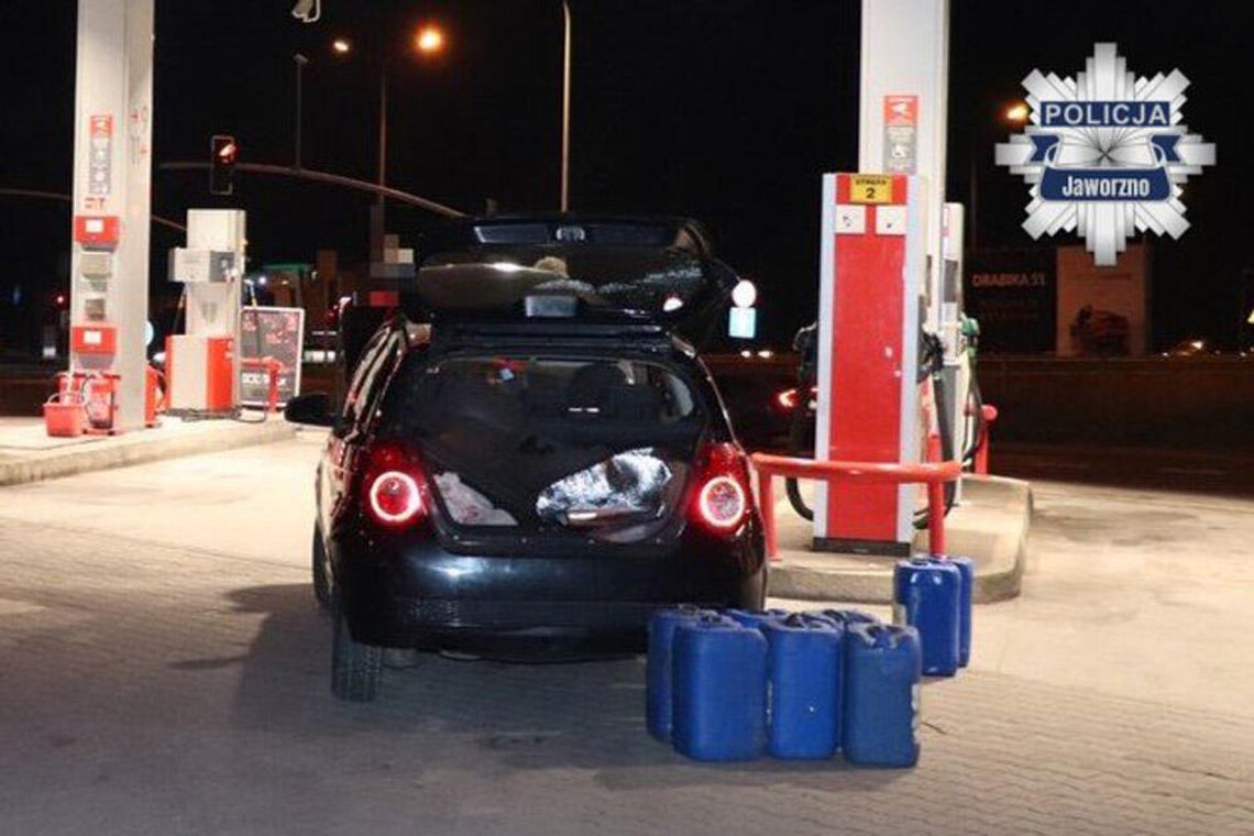 Tankował do zbiorników na fotelu pasażera. Wpadł ze skradzionymi tablicami i marihuaną