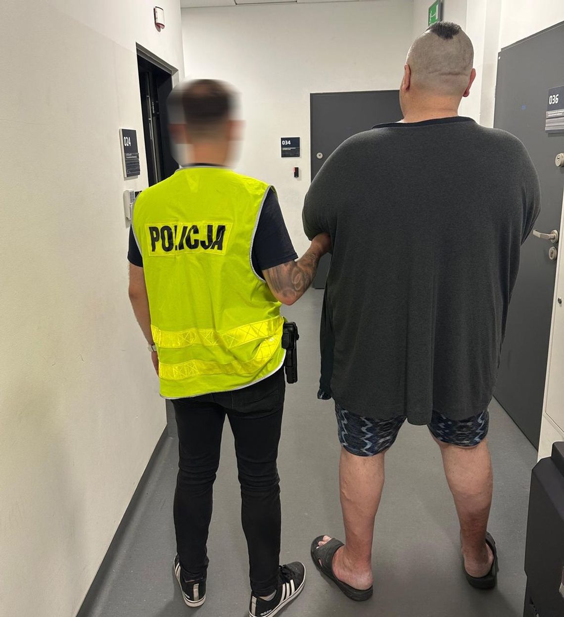 Telefoniczny donos pogrążył dilera. Policjanci udali się do jego mieszkania i znaleźli narkotyki