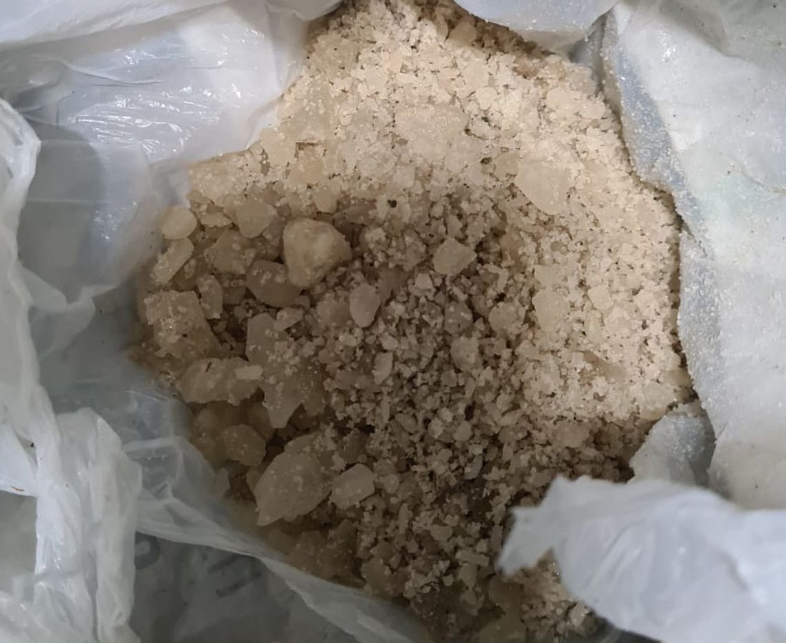 Ten beżowy kryształ to 2 C-B. Miał tego prawie 160 gramów. Spanikował, gdy zatrzymała go policja