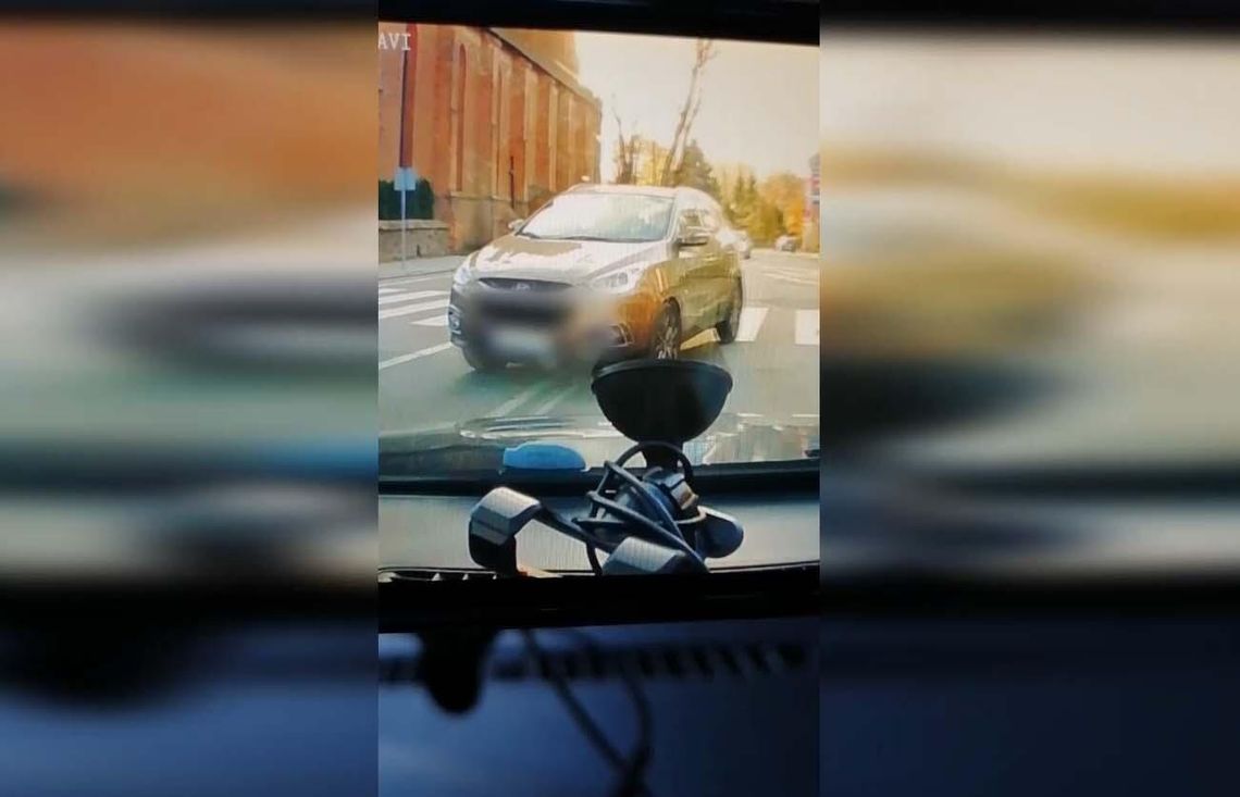 Ten kierowca chyba myślał, że jest w Anglii. Stanie przed sądem za jazdę lewą stroną Ten kierowca chyba myślał, że jest w Anglii. Stanie przed sądem za jazdę lewą stroną