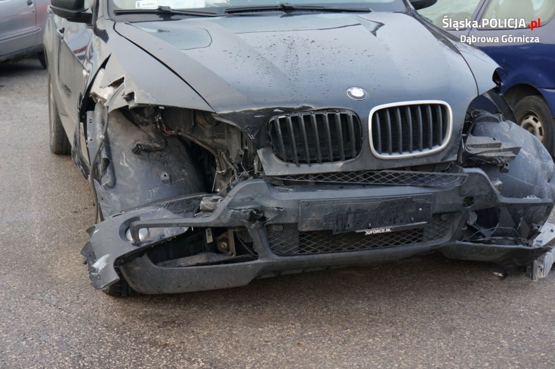 Terenowe BMW staranowało 11 aut na parkingu. Kierowca trafił na wytrzeźwiałkę