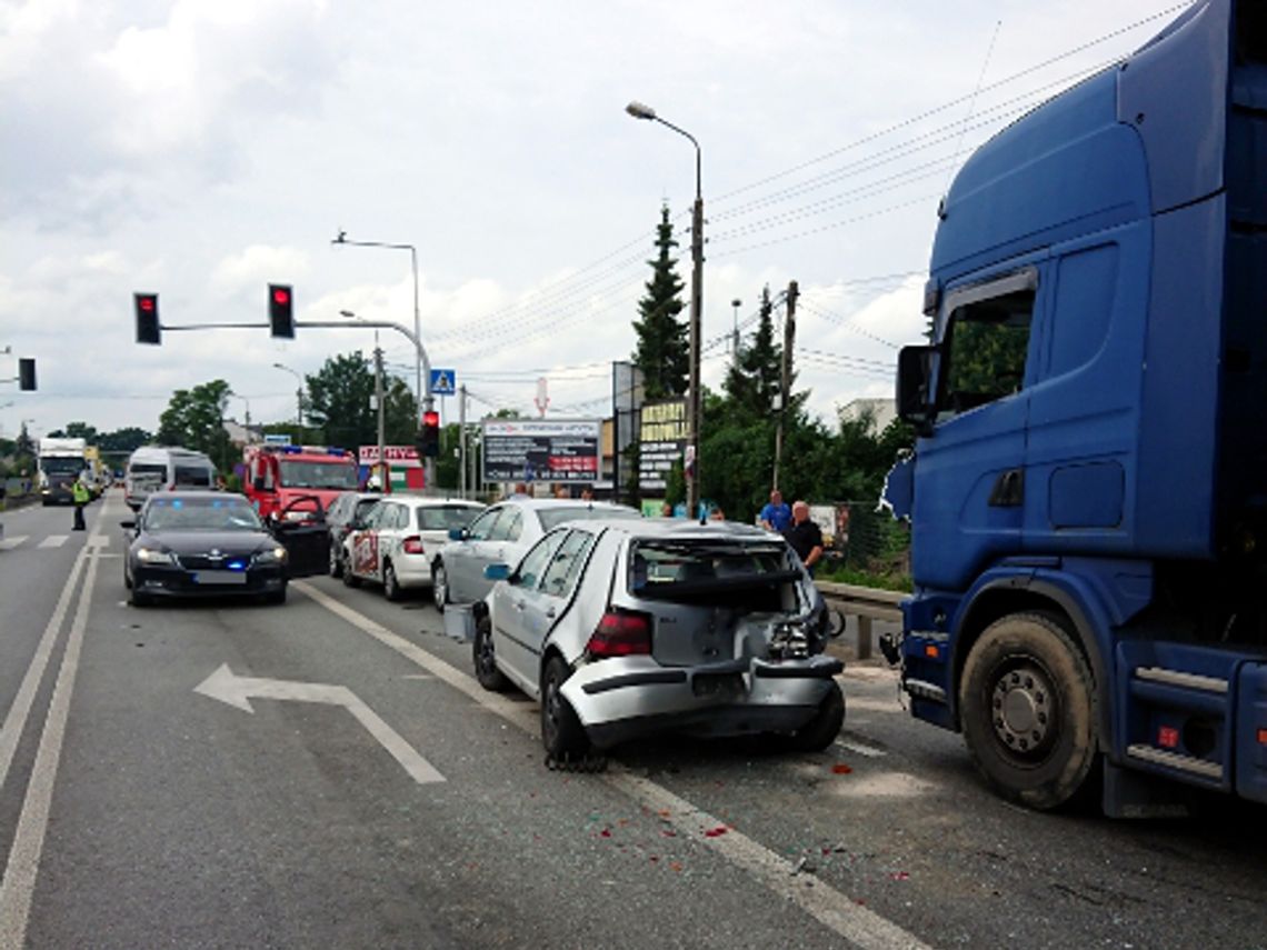 Tir uszkodził cztery samochody. Kierowca miał 2,5 promila i zatrzymane prawko