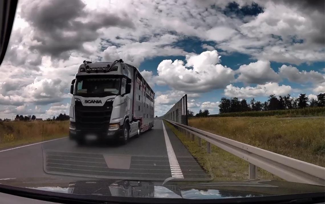 TIR zepchnął samochód na pobocze przy barierze. Niebezpieczny manewr nagrała kamera TIR zepchnął samochód na pobocze przy barierze. Niebezpieczny manewr nagrała kamera