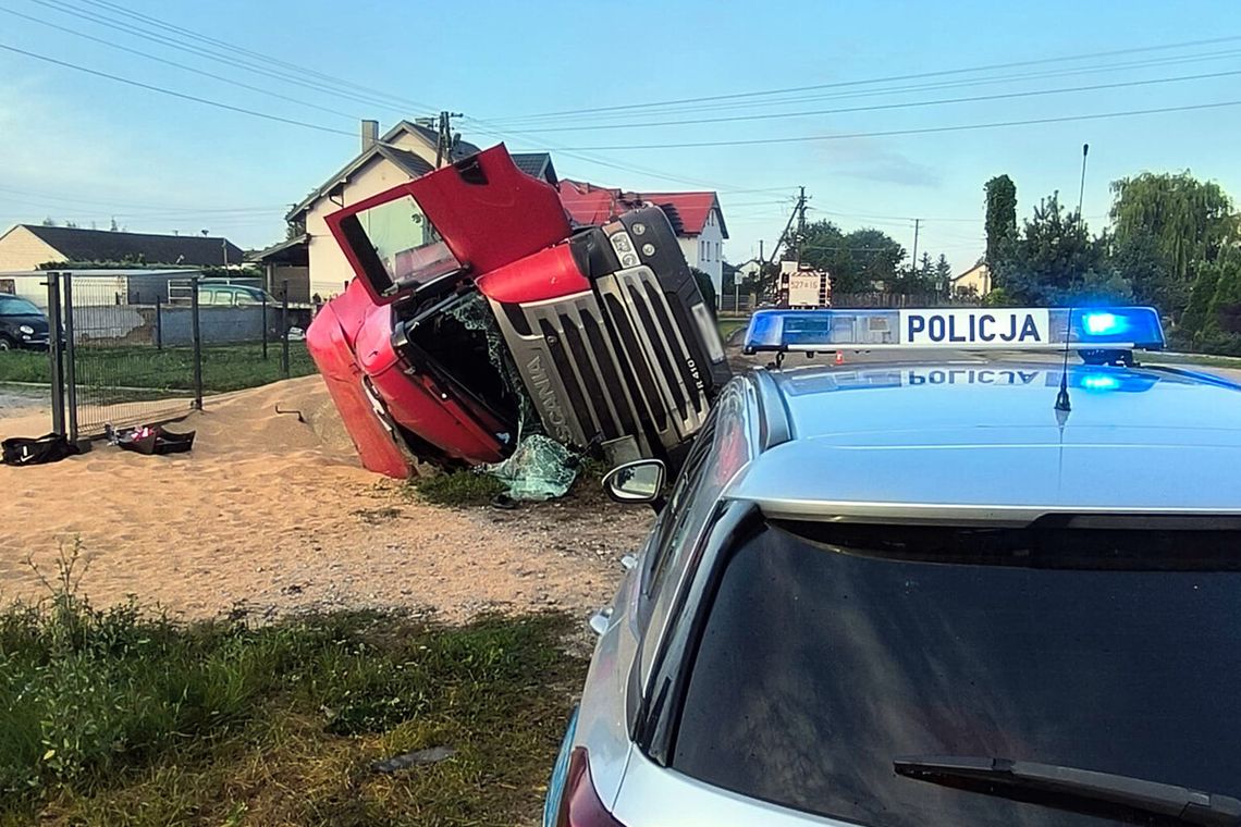 TIR zjechał do rowu i przewrócił się na bok. 19-letnia pasażerka trafiła do szpitala