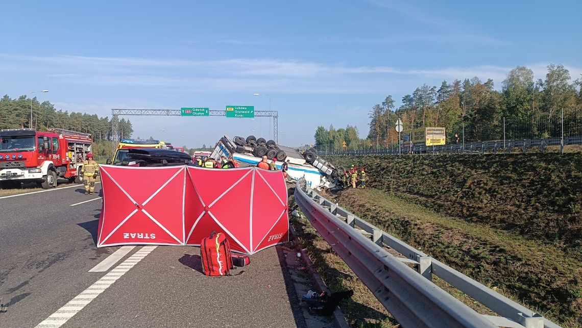 Tir zmiótł stojące na poboczu volvo. W koszmarnym wypadku zginęły 3 osoby, 2 zostały ranne [FOTO]