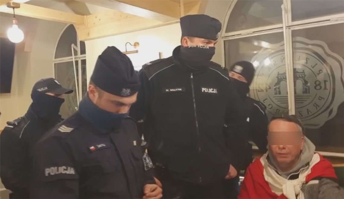 To dzieje się, gdy teraz wbijesz do knajpy. Kilku gości i kilkudziesięciu policjantów. WIDEO