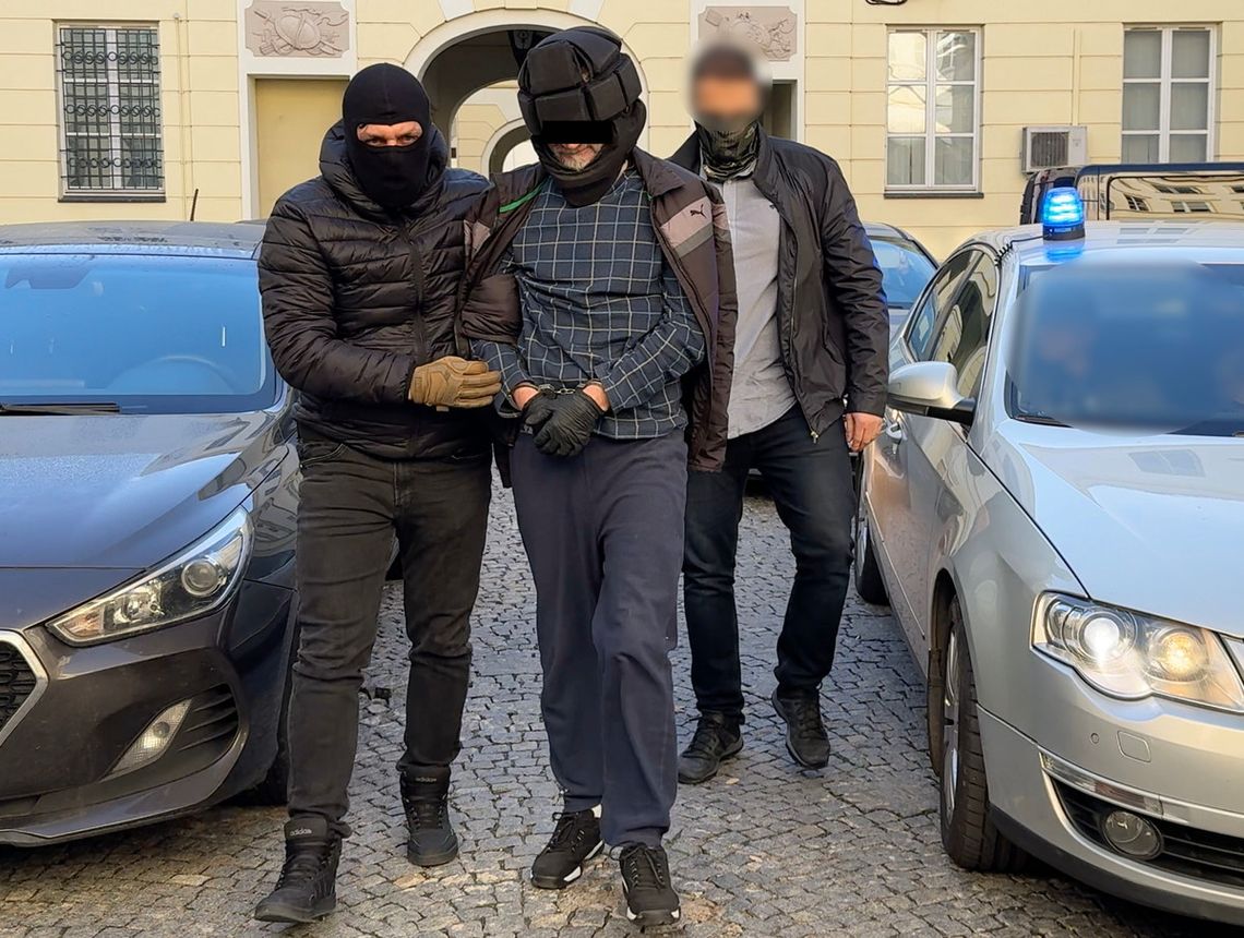 To on rzucił koktajlem Mołotowa w siedzibę Platformy Obywatelskiej. Mężczyzna zatrzymany przez policję To on rzucił koktajlem Mołotowa w siedzibę Platformy Obywatelskiej. Mężczyzna zatrzymany przez policję