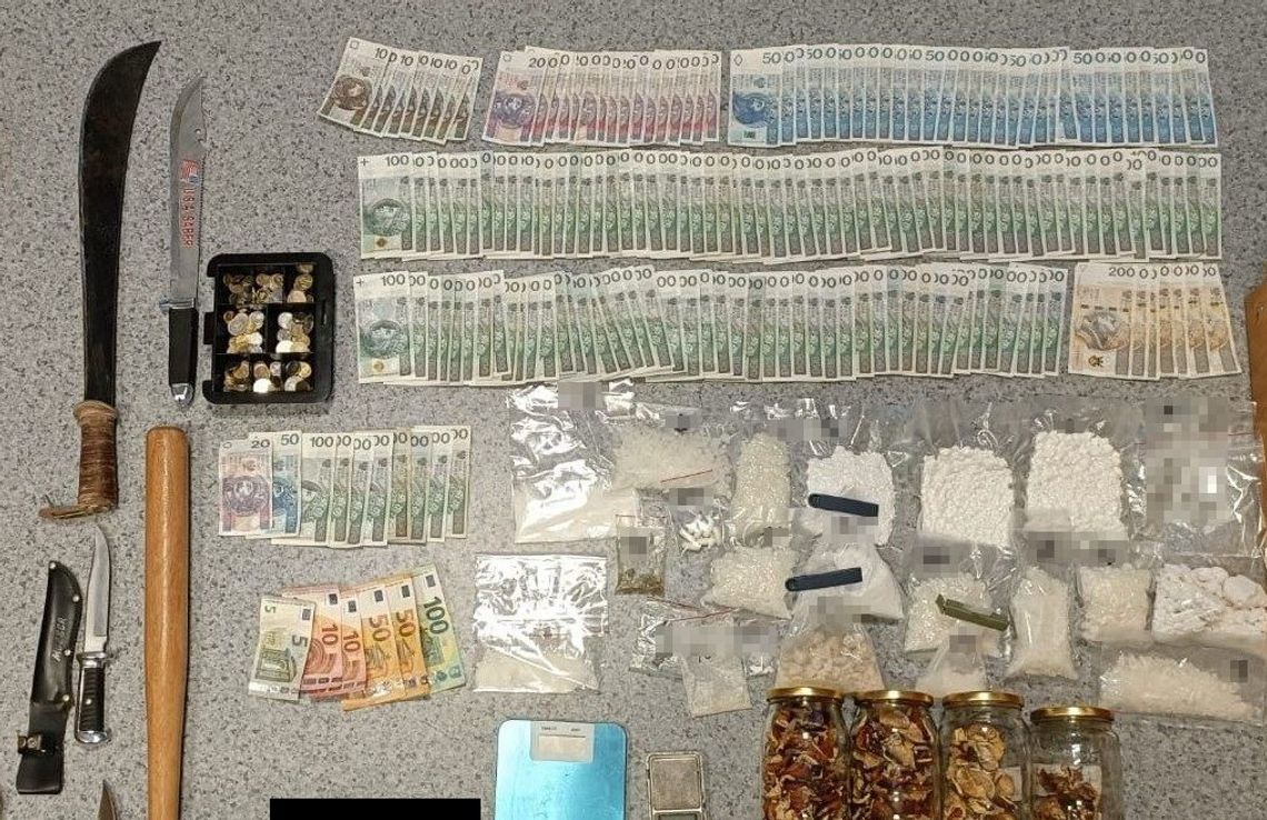 To znaleźli w domu dilera. Miał dużo różnych proszków i zakazane grzyby w słoikach