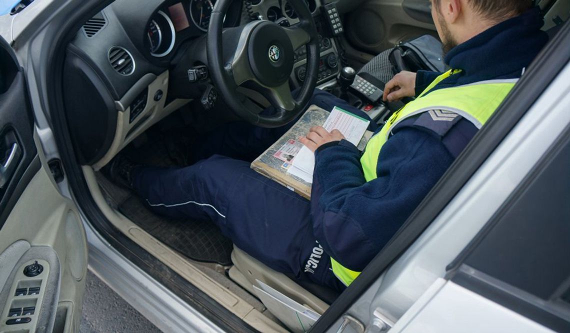 Totalnie nawalona 63-latka zatrzymała się, aby pomóc kierowcy ciężarówki. Miała ponad 3 promile!