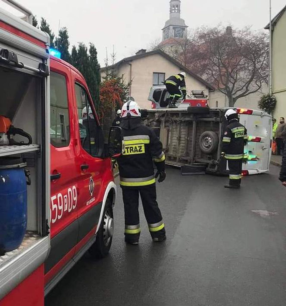 Totalnie nawalony 33-latek przewrócił się... busem na środku miasteczka