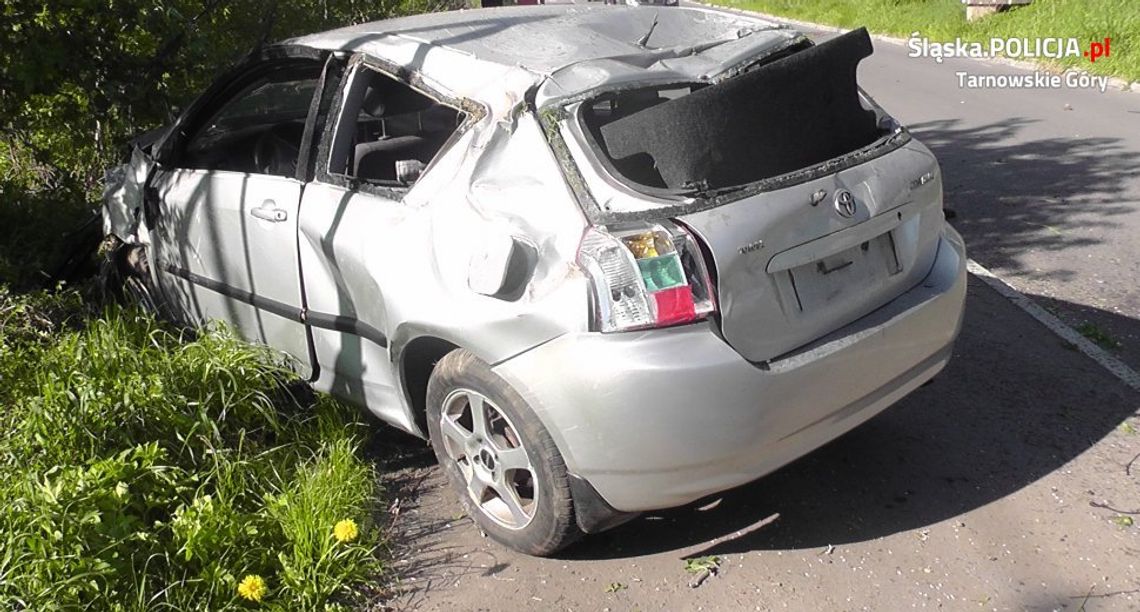 Toyota kilkukrotnie koziołkowała, kierowca wypadł z auta i tylko się otrzepał